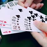 如何在滚球中平衡风险与收益-棋牌技巧-棋牌策略-棋牌论坛